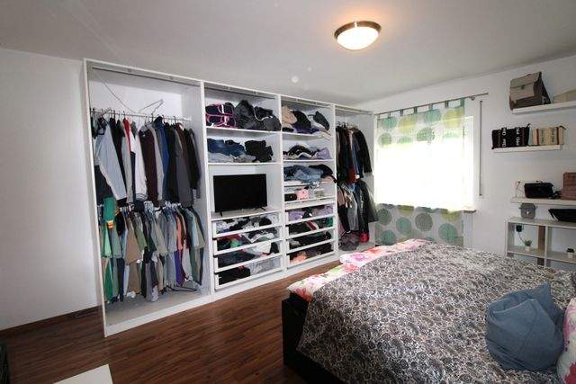 Renoviertes Dreifamilienhaus mit Dachterrassen - ideal als Kapitalanlage oder Mehrgenerationenhaus - Schlafzimmer EG