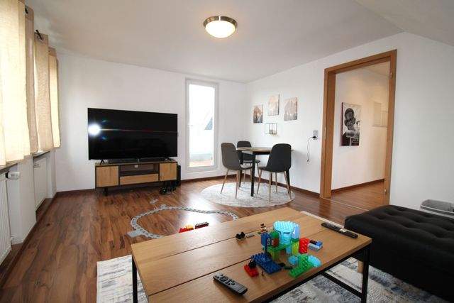 Renoviertes Dreifamilienhaus mit Dachterrassen - ideal als Kapitalanlage oder Mehrgenerationenhaus - Wohnzimmer DG