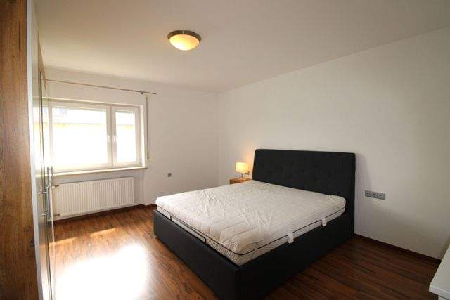 Renoviertes Dreifamilienhaus mit Dachterrassen - ideal als Kapitalanlage oder Mehrgenerationenhaus - Schlafzimmer OG