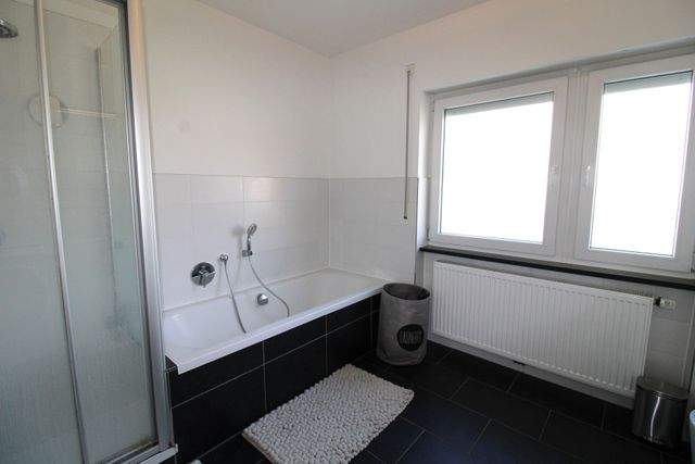 Renoviertes Dreifamilienhaus mit Dachterrassen - ideal als Kapitalanlage oder Mehrgenerationenhaus - Bad OG