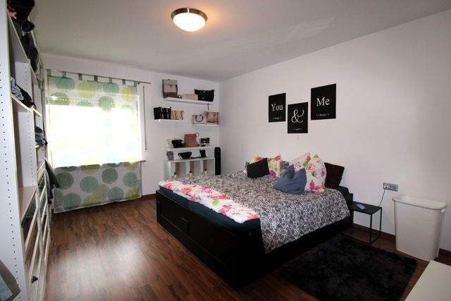 Renoviertes Dreifamilienhaus mit Dachterrassen - ideal als Kapitalanlage oder Mehrgenerationenhaus - Schlafzimmer EG