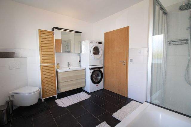 Renoviertes Dreifamilienhaus mit Dachterrassen - ideal als Kapitalanlage oder Mehrgenerationenhaus - Bad OG