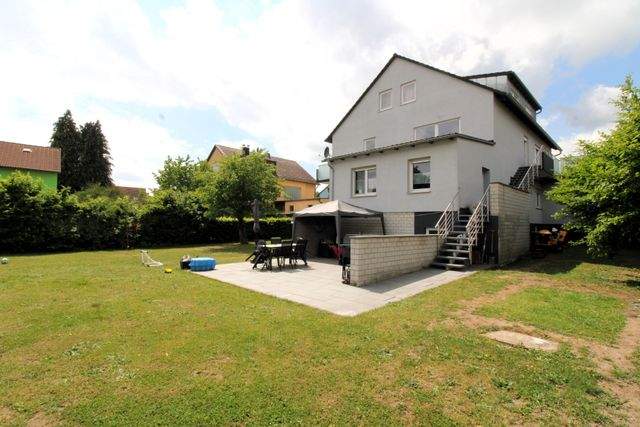 Renoviertes Dreifamilienhaus mit Dachterrassen - ideal als Kapitalanlage oder Mehrgenerationenhaus - Garten mit Terrasse