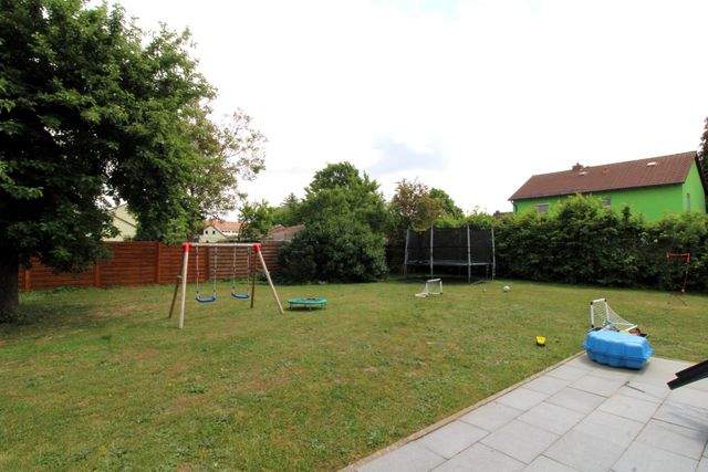 Renoviertes Dreifamilienhaus mit Dachterrassen - ideal als Kapitalanlage oder Mehrgenerationenhaus - Garten