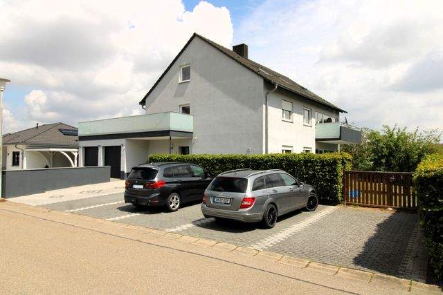 Renoviertes Dreifamilienhaus mit Dachterrassen - ideal als Kapitalanlage oder Mehrgenerationenhaus - Parkplätze