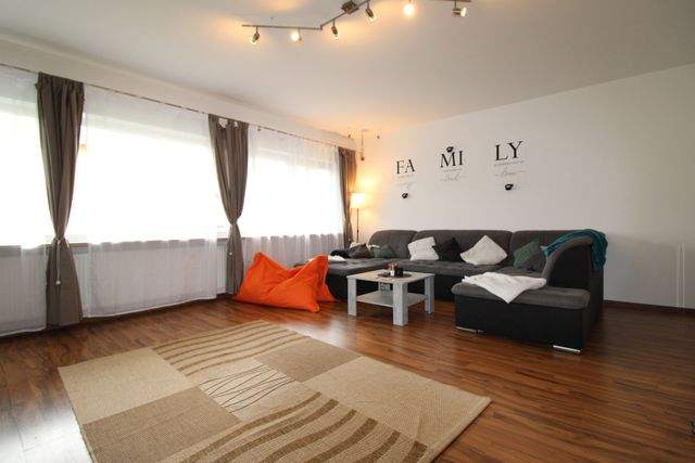 Renoviertes Dreifamilienhaus mit Dachterrassen - ideal als Kapitalanlage oder Mehrgenerationenhaus - Wohnzimmer EG