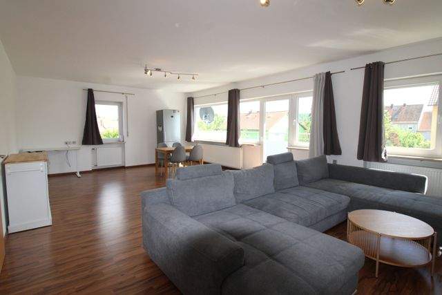 Renoviertes Dreifamilienhaus mit Dachterrassen - ideal als Kapitalanlage oder Mehrgenerationenhaus - Wohnzimmer OG