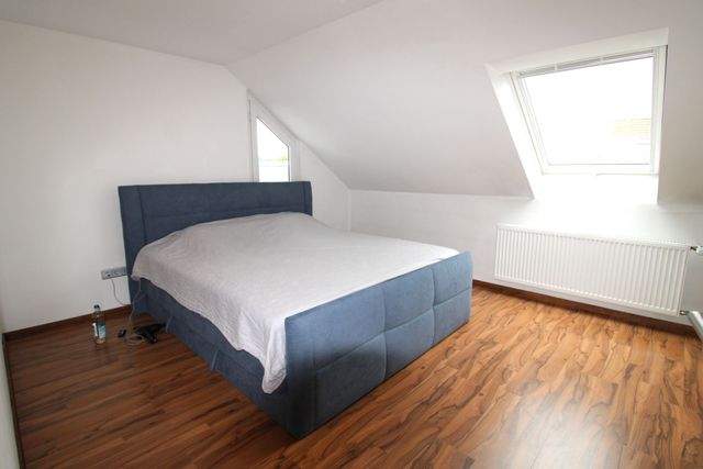 Renoviertes Dreifamilienhaus mit Dachterrassen - ideal als Kapitalanlage oder Mehrgenerationenhaus - Schlafzimmer DG