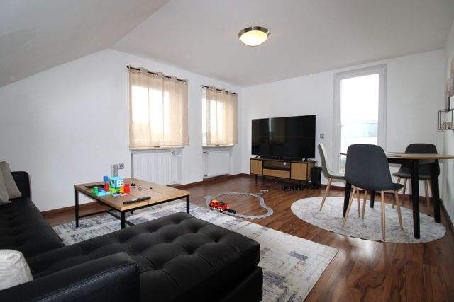 Renoviertes Dreifamilienhaus mit Dachterrassen - ideal als Kapitalanlage oder Mehrgenerationenhaus - Wohnzimmer DG