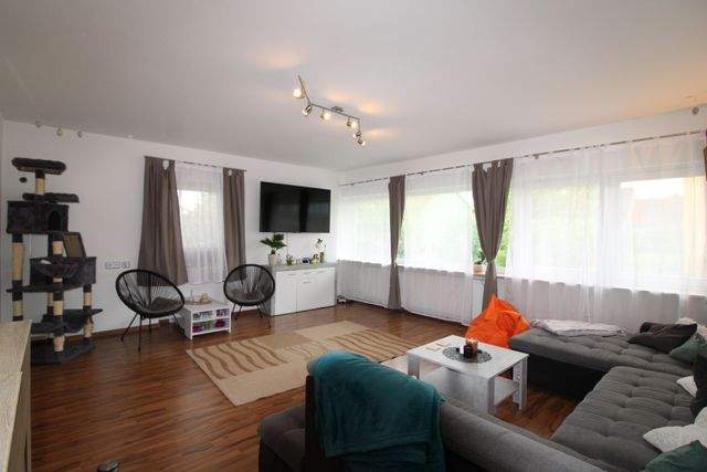 Renoviertes Dreifamilienhaus mit Dachterrassen - ideal als Kapitalanlage oder Mehrgenerationenhaus - Wohnzimmer EG