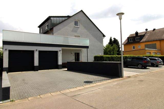 Renoviertes Dreifamilienhaus mit Dachterrassen - ideal als Kapitalanlage oder Mehrgenerationenhaus - Garagenauffahrt