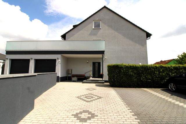 Renoviertes Dreifamilienhaus mit Dachterrassen - ideal als Kapitalanlage oder Mehrgenerationenhaus - Hauseingang