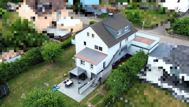 Renoviertes Dreifamilienhaus mit Dachterrassen - ideal als Kapitalanlage oder Mehrgenerationenhaus - Luftbild