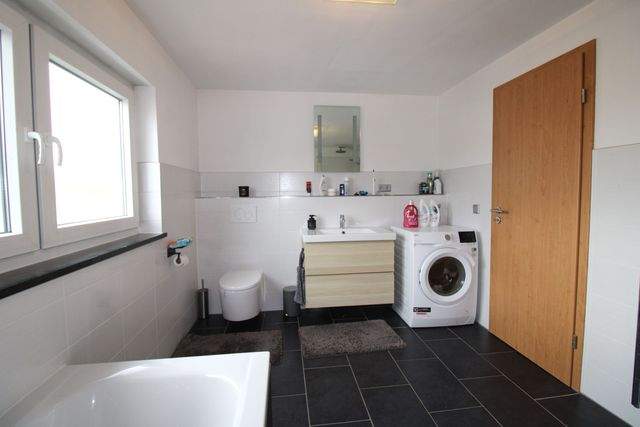 Renoviertes Dreifamilienhaus mit Dachterrassen - ideal als Kapitalanlage oder Mehrgenerationenhaus - Bad DG