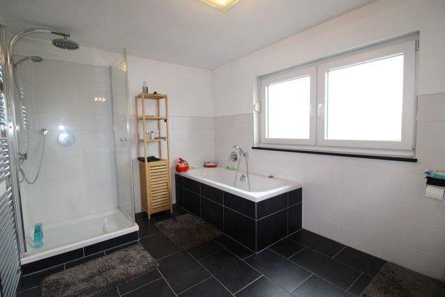 Renoviertes Dreifamilienhaus mit Dachterrassen - ideal als Kapitalanlage oder Mehrgenerationenhaus - Bad DG