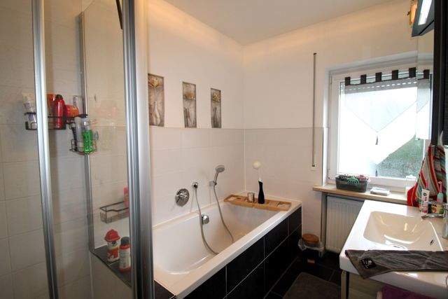 Renoviertes Dreifamilienhaus mit Dachterrassen - ideal als Kapitalanlage oder Mehrgenerationenhaus - Bad EG