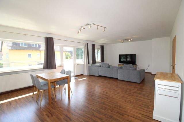 Renoviertes Dreifamilienhaus mit Dachterrassen - ideal als Kapitalanlage oder Mehrgenerationenhaus - Wohnzimmer OG