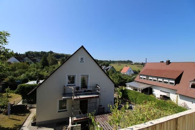 Sanierungsbedürftiges Mehrfamilienhaus mit 4 Wohneinheiten in Schalkhausen - Blick vom Balkon