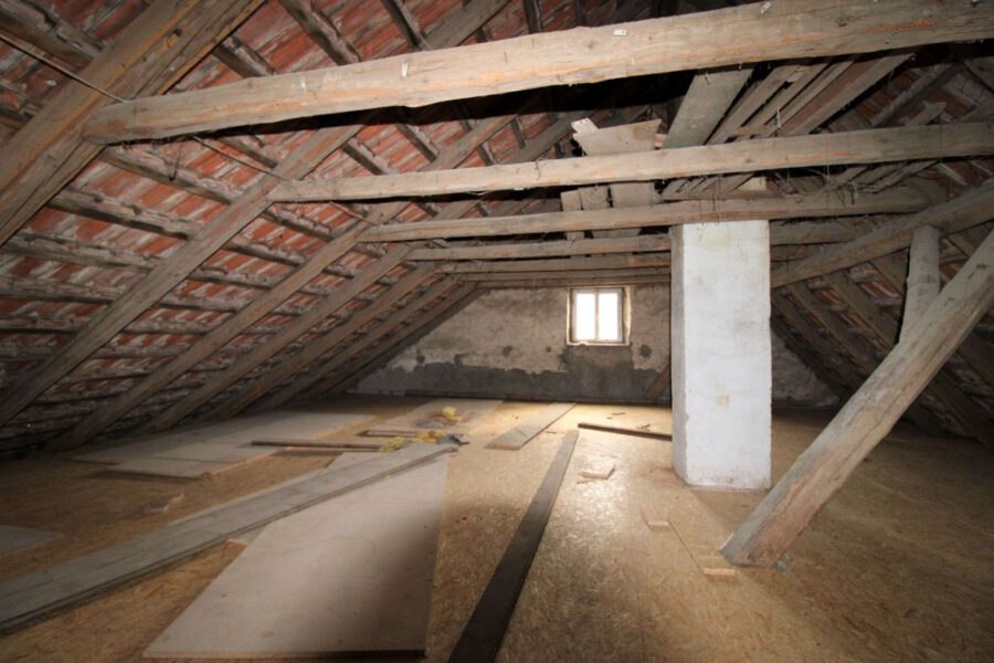 Achtung Bauträger - Baugrund mit vielseitigen Bebauungsmöglichkeiten und Wohnhaus - Dachgeschoss - Ausbaufläche