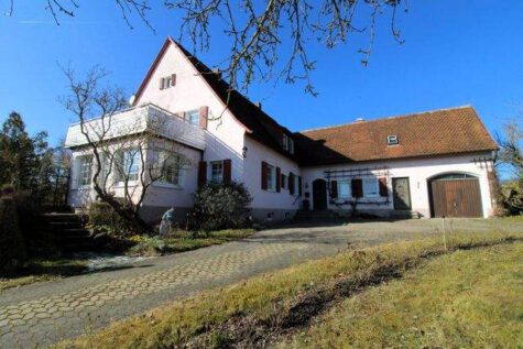 Herrschaftliches Anwesen am Ortsrand auf großzügigem Grundstück, 91617 Oberdachstetten, Einfamilienhaus