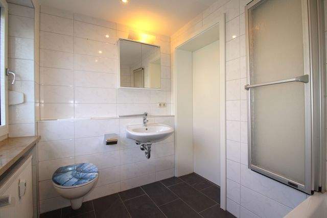 Wohnen mit Weitblick - helle Erdgeschosswohnung mit Terrasse und Garten - Badezimmer