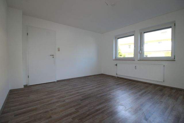 Wohnen mit Weitblick - helle Erdgeschosswohnung mit Terrasse und Garten - Schlafzimmer
