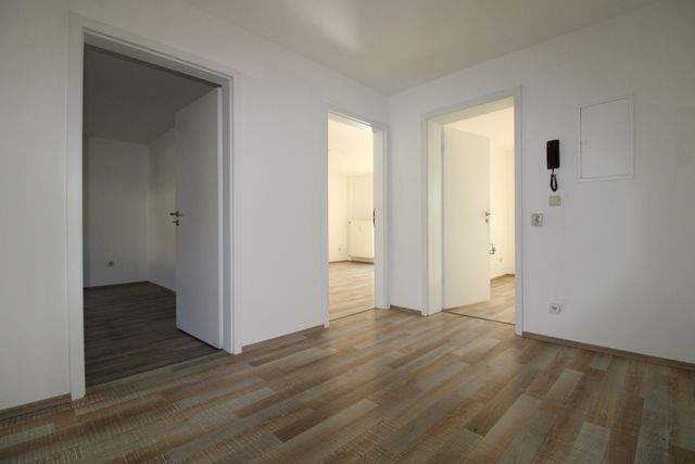 Wohnen mit Weitblick - helle Erdgeschosswohnung mit Terrasse und Garten - Flur