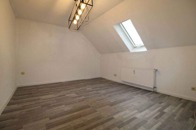 Charmante 3-Zimmer-Dachgeschosswohnung mit Gartenterrasse - Wohnzimmer