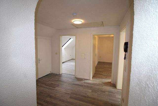 Charmante 3-Zimmer-Dachgeschosswohnung mit Gartenterrasse - Flur