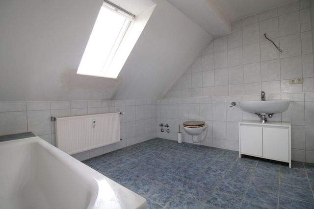 Charmante 3-Zimmer-Dachgeschosswohnung mit Gartenterrasse - Badezimmer
