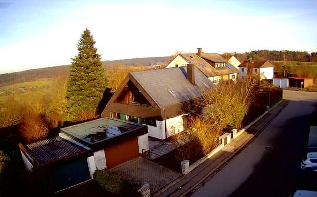 Architektenhaus mit offenem Kamin auf großzügigem Grundstück - Luftbild