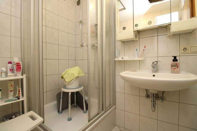 Attraktives Wohn- und Geschäftshaus in Innenstadtlage - Bad 1. OG