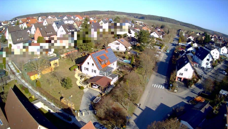 Repräsentatives Anwesen auf parkähnlichem Grundstück in Südhanglage Diespecks - Luftbild