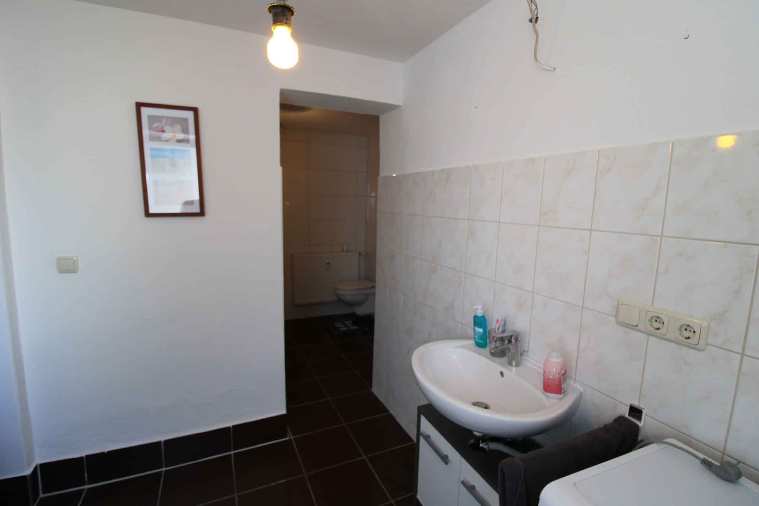 Schön renovierte Erdgeschosswohnung im Ortskern - Bad