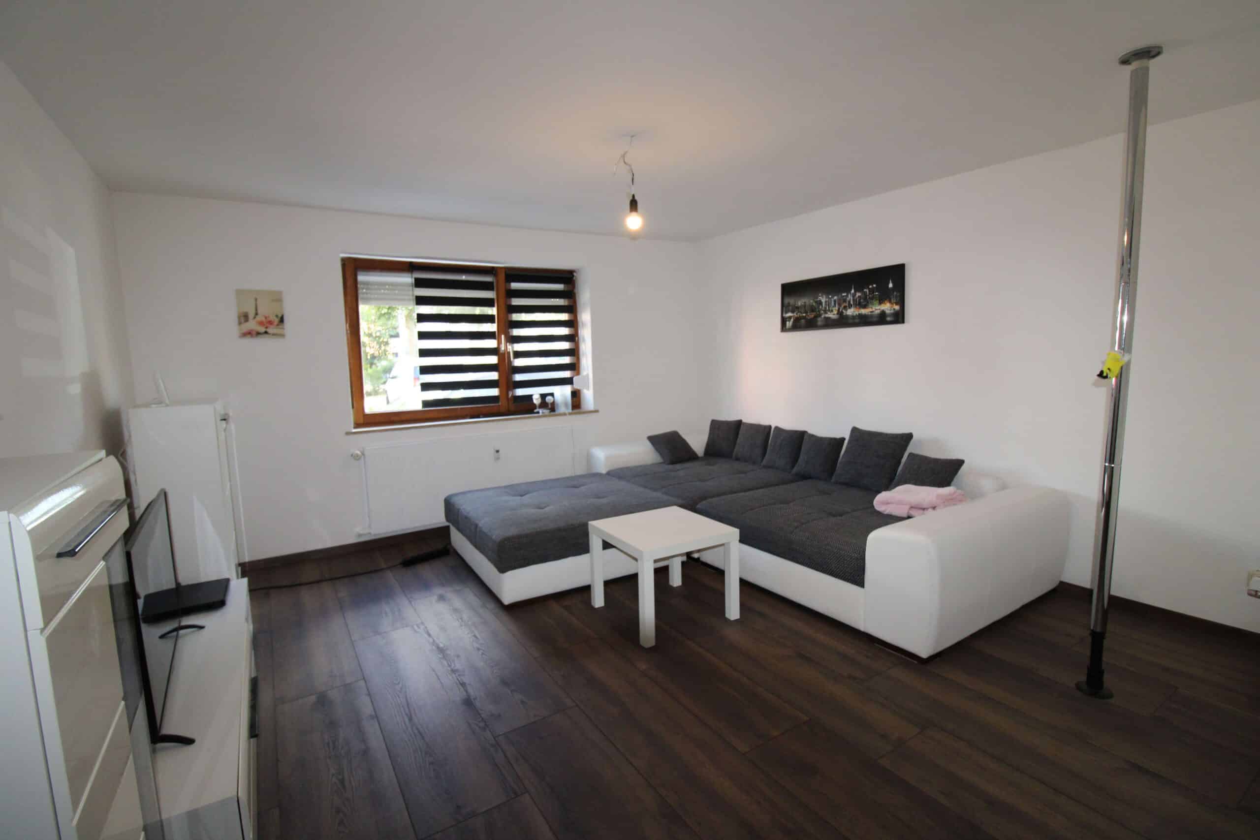 Schön renovierte Erdgeschosswohnung im Ortskern - Wohnzimmer