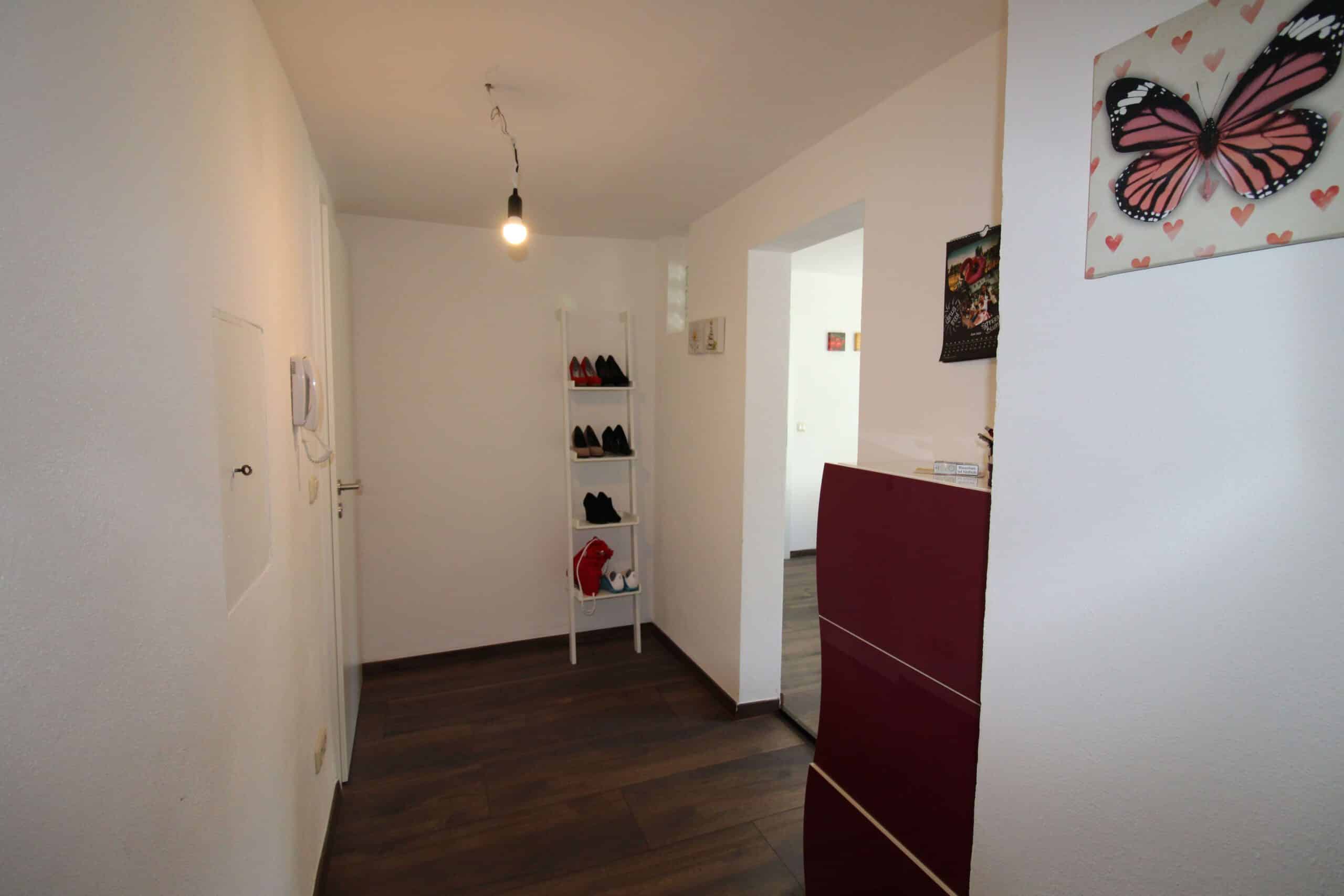 Schön renovierte Erdgeschosswohnung im Ortskern - Diele