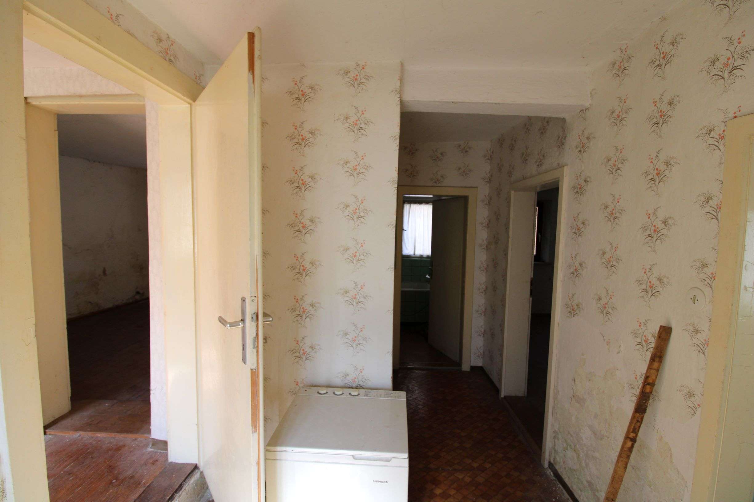 Haus für Handwerker - Ideal als Kapitalanlage oder Selbstbezug - Flur Wohnung 1
