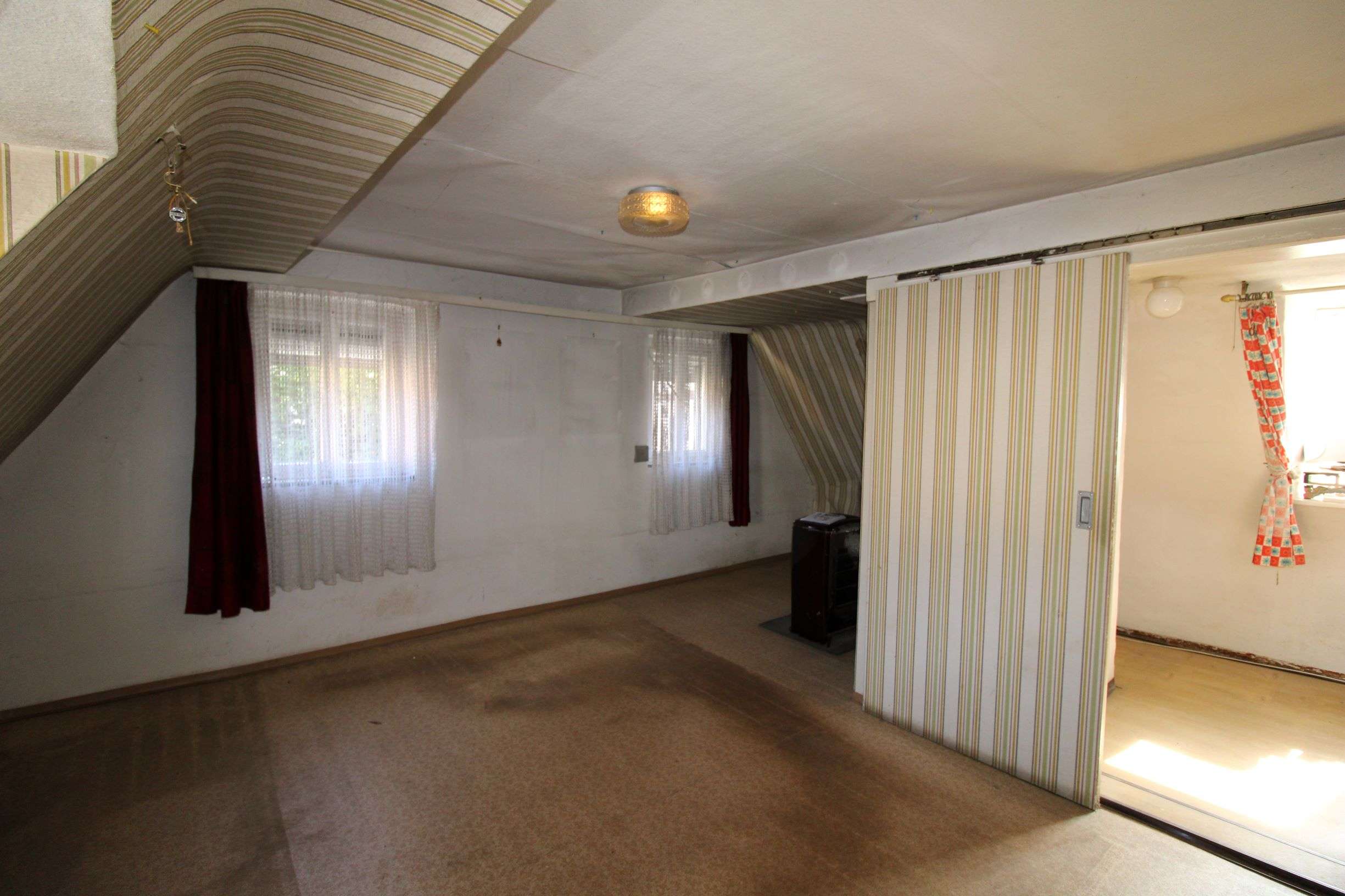 Haus für Handwerker - Ideal als Kapitalanlage oder Selbstbezug - Schlafzimmer Wohnung 3