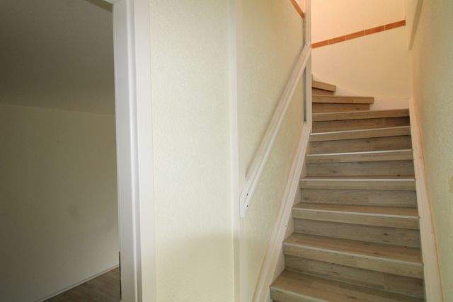 Pension mit drei Pensionszimmern und Betreiberwohnung auf herrlichem Gartengrundstück - Treppenaufgang