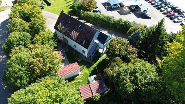 Pension mit drei Pensionszimmern und Betreiberwohnung auf herrlichem Gartengrundstück - Luftbild
