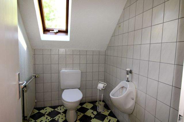 Pension mit drei Pensionszimmern und Betreiberwohnung auf herrlichem Gartengrundstück - WC Herren
