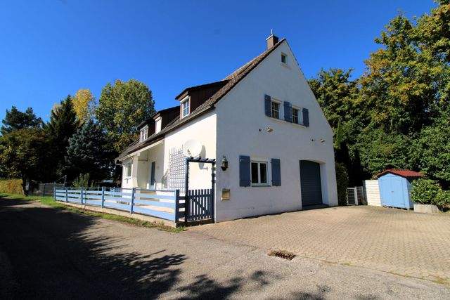 Pension mit drei Pensionszimmern und Betreiberwohnung auf herrlichem Gartengrundstück - Hausansicht