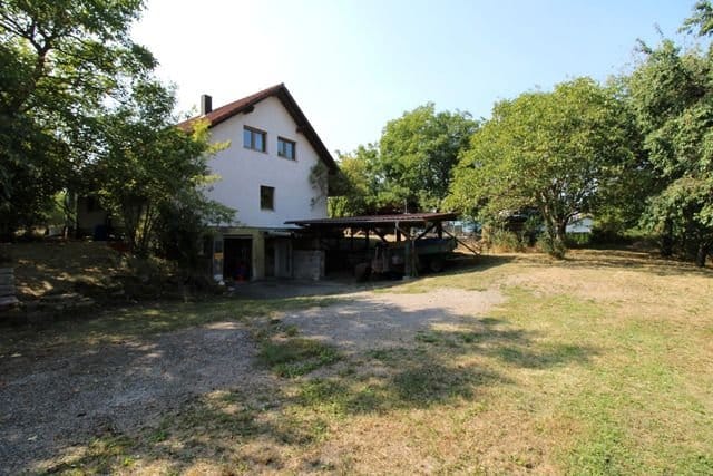 Ein- Zweifamilienhaus in ruhiger Naturlage - Hof und Garten