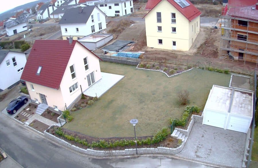 Neuwertiger Wohntraum in familienfreundlicher Siedlungslage - Luftbild