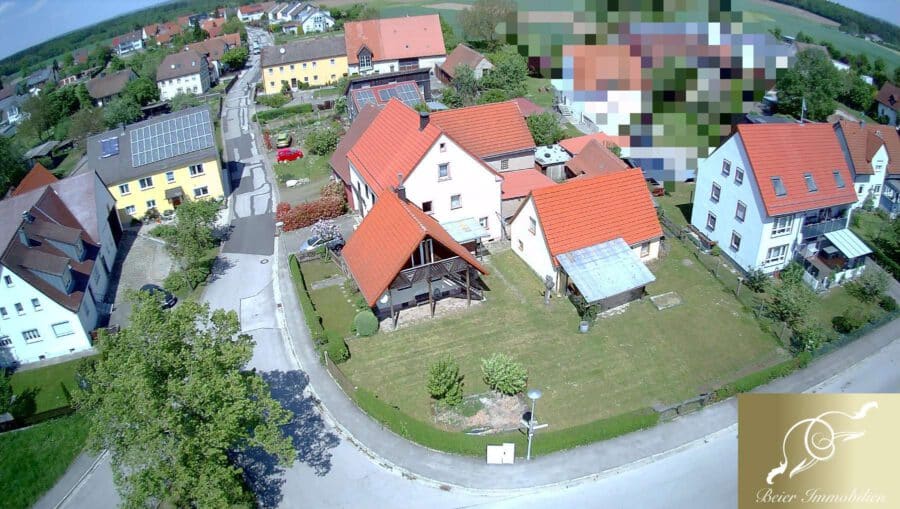 Einfamilienhaus mit Ausbaupotenzial auf herrlichem Grundstück - Luftbild Titel