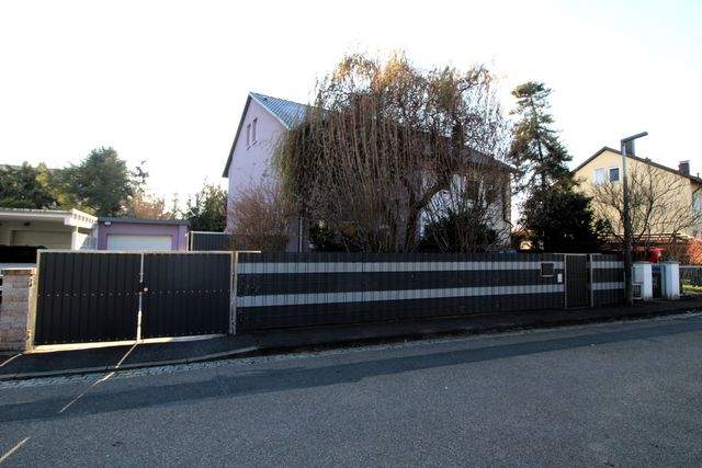 Mehr Zuhause geht nicht - großzügiges Wohnen mit Garten, Balkon und großem Dachstudio - Straßenansicht