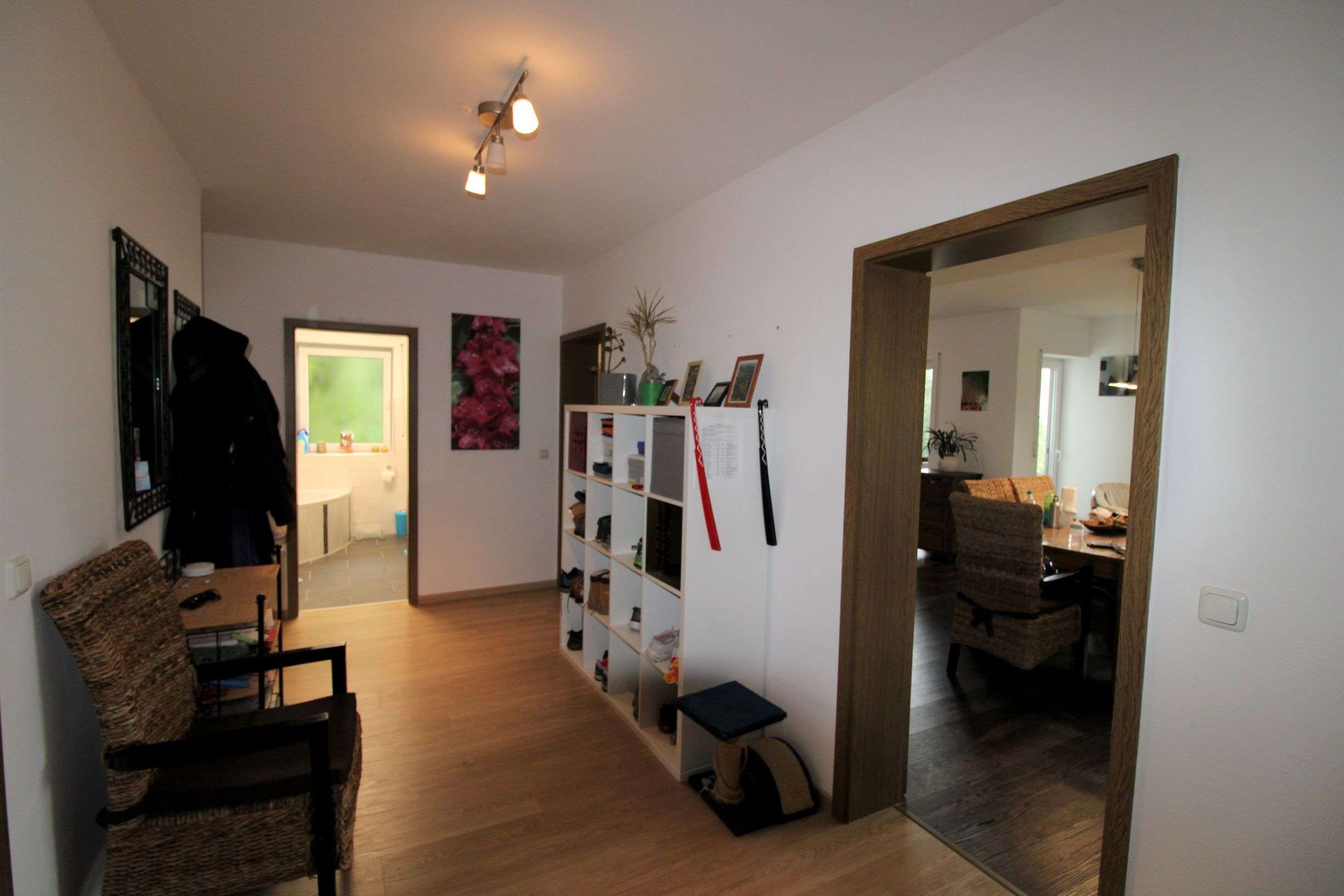 Hochwertig renovierte Wohnung mit zwei Bädern und Hobbyraum - Flur