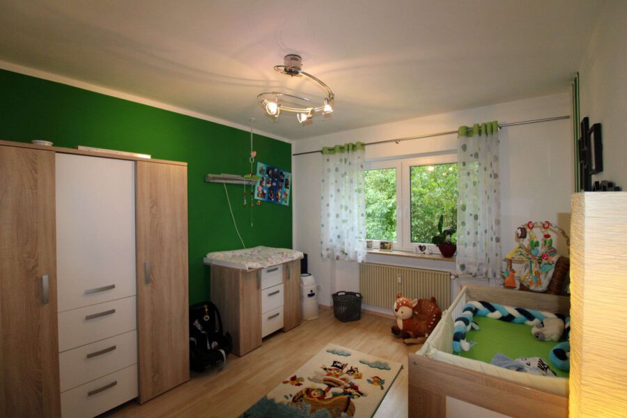 Hochwertig renovierte Wohnung mit zwei Bädern und Hobbyraum - Kinderzimmer