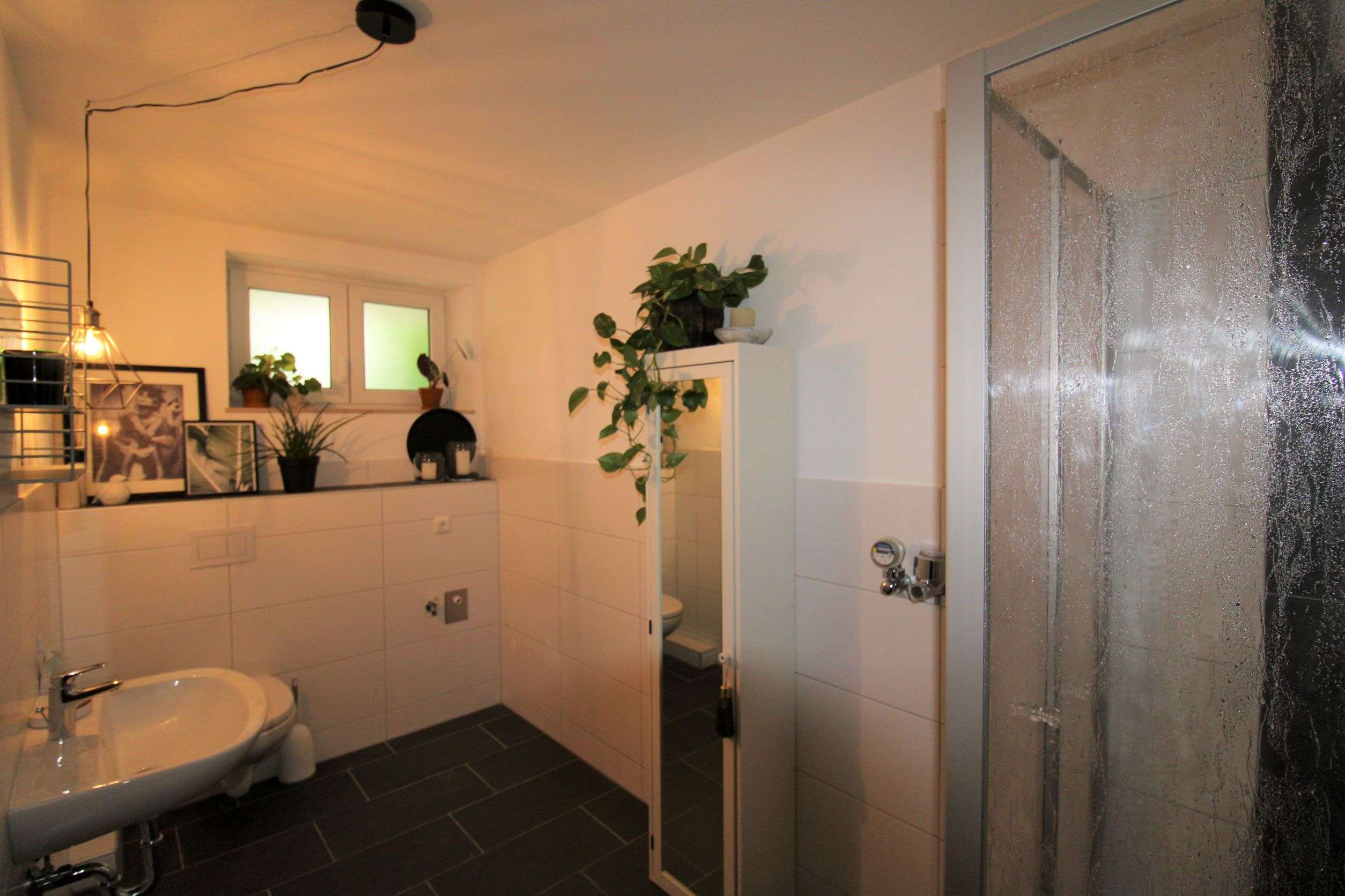 Hochwertig renovierte Wohnung mit zwei Bädern und Hobbyraum - Bad UG