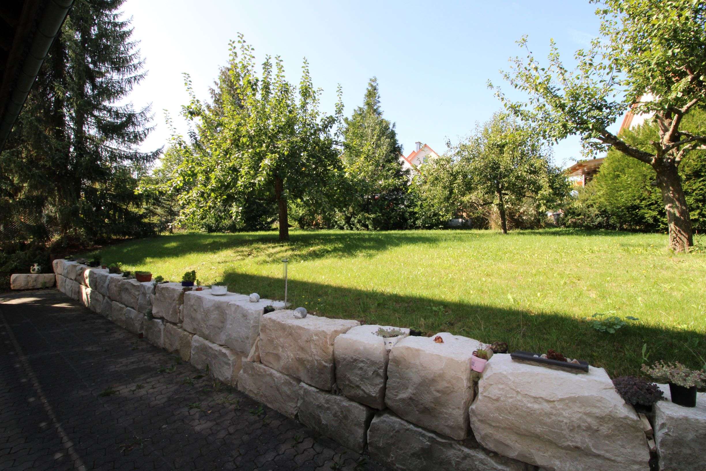 Hochwertig renovierte Wohnung mit zwei Bädern und Hobbyraum - Garten